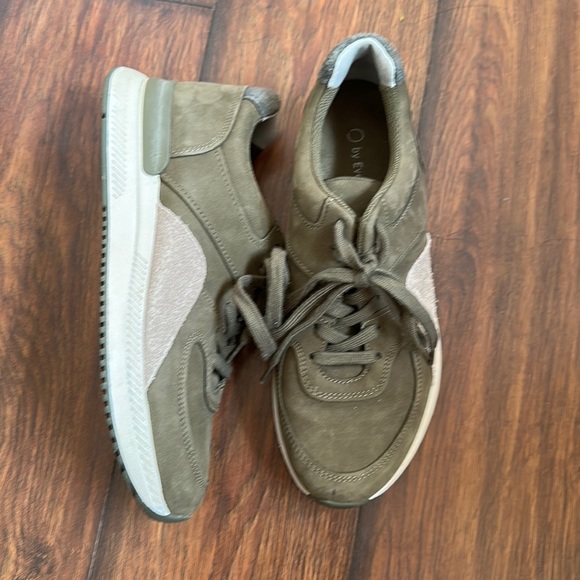 Everlane Shoes - Everlane Trainer green sneakers size 9